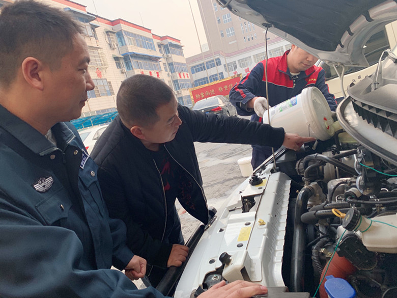 修理廠(chǎng)對押運車(chē)更換防凍液.jpg