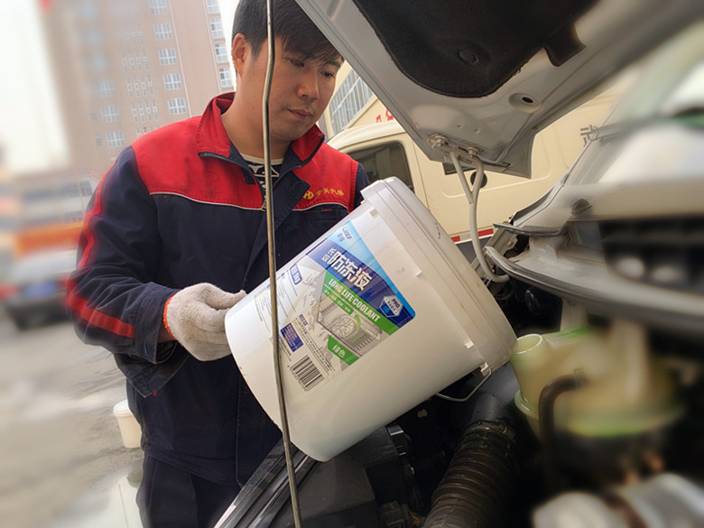 修理廠(chǎng)對押運車(chē)更換防凍液2.jpg